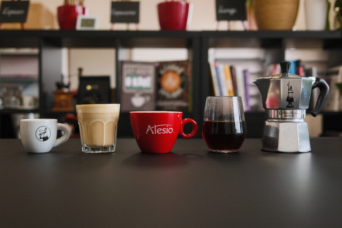 Různé druhy kávy a způsoby přípravy - espresso, cappuccino, filtrovaná káva a moka konvička Bialetti