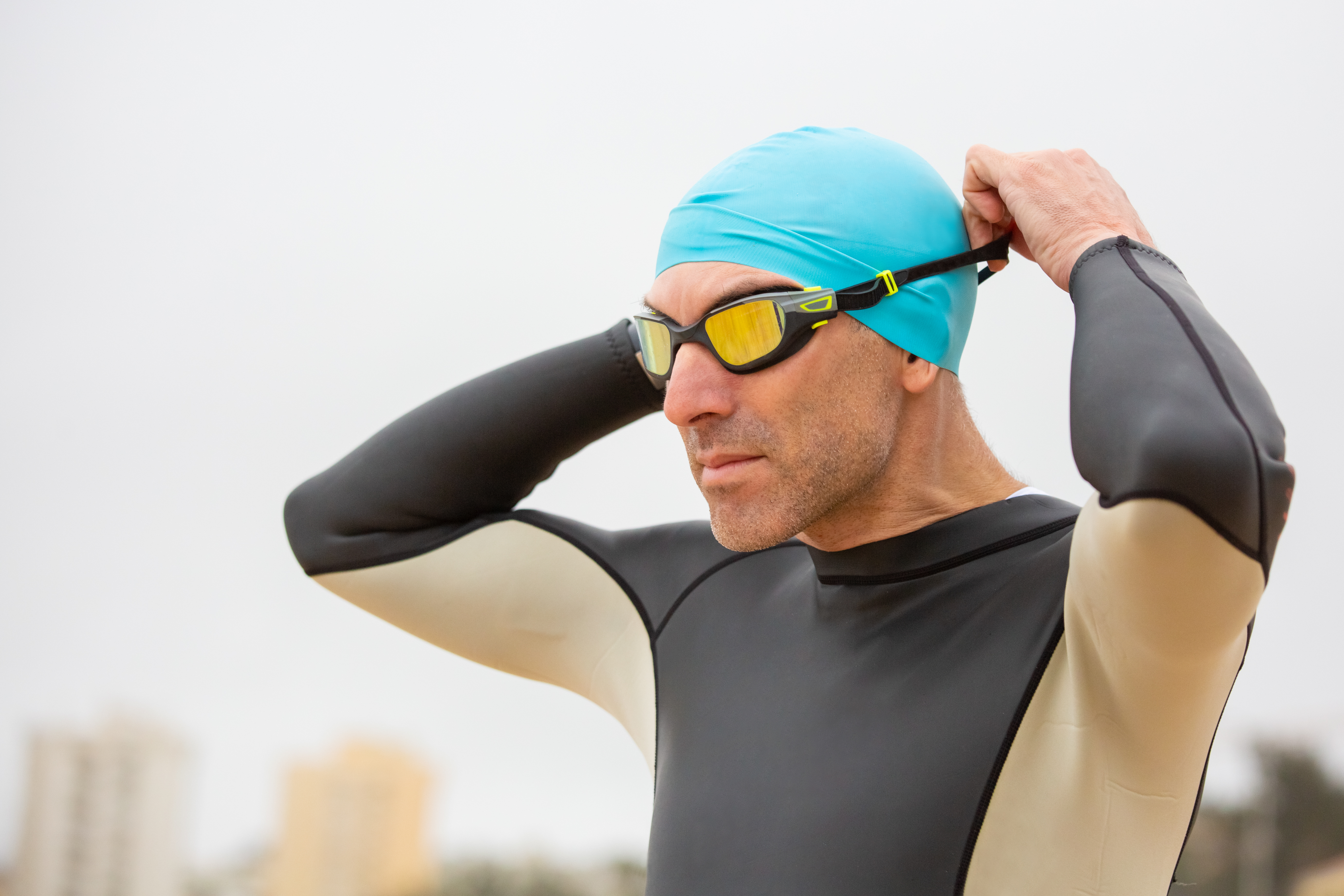 sportsman-wetsuit-wearing-goggles