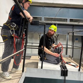 Přechod přes hranu (mostu)🌉 Slaňování 🪢 A doktorandi v akci💥 Minulý týden náš lektor Jakub školil doktorandy. To ale...