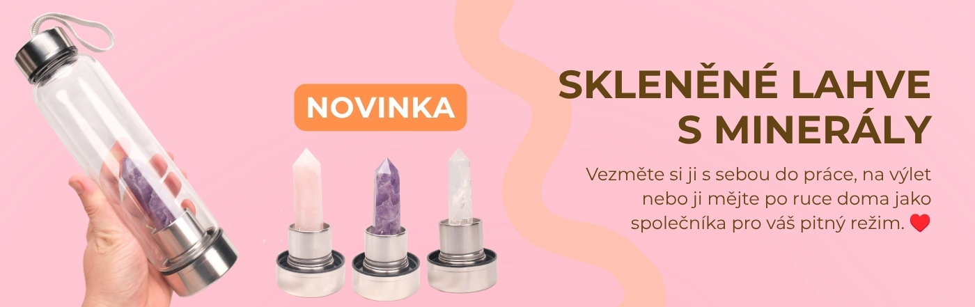 Skleněné lahve na vodu s minerály – růženínem, ametystem a křišťálem pro každodenní pitný režim.