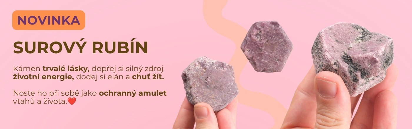 Surový rubín – kámen trvalé lásky a životní energie  Surový rubín je přírodní drahokam s výjimečnou energií, který po tisíciletí symbolizuje lásku, vášeň a životní sílu. Díky své nepravidelné, přirozené formě si zachovává plnou energetickou sílu přírody –