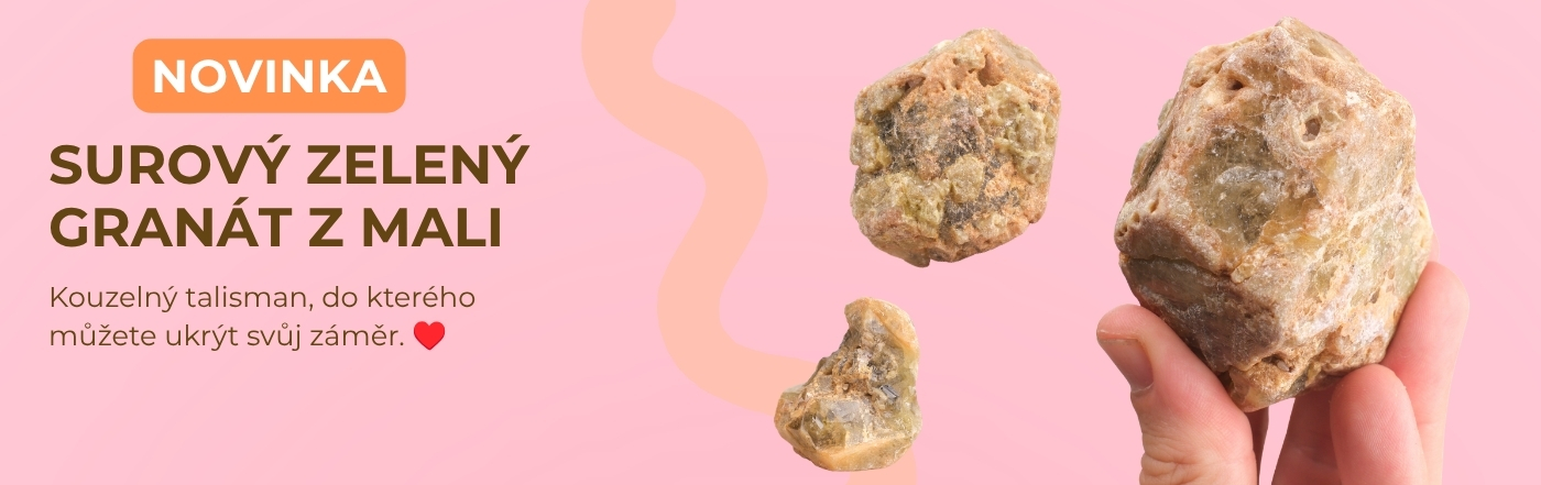 Surový zelený granát z Mali – přírodní minerál, sběratelský kámen a osobní talisman pro ukrytí záměru.