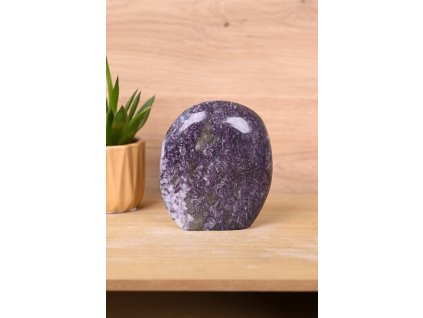 Lepidolit leštěný obelisk (spojení s andělem, tiší hněv) č.11