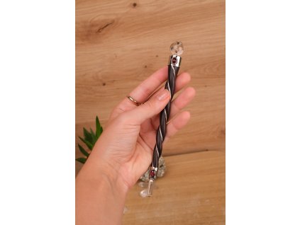 Ručně vyrobená minerální hůlka z palisandru (granát, křišťálová špice, křišťálová kulička)