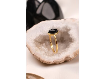 Pozlacený prsten s onyxem (uni) mandlička