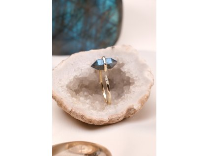 Pozlacený prsten s labradoritem (uni) dvojitá špice
