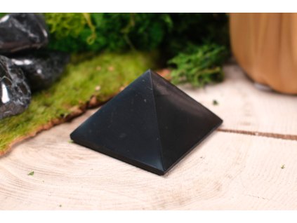Šungit pyramida  - leštěná šungitová pyramida 4.5 x 4.5 cm