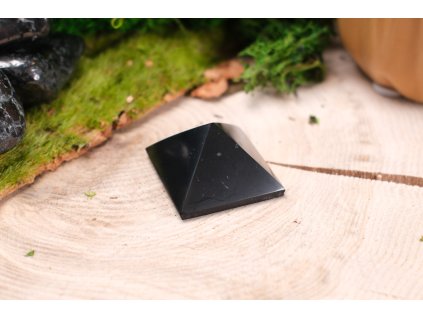Šungit pyramida  - leštěná šungitová pyramida 2.5 x 2.5 cm