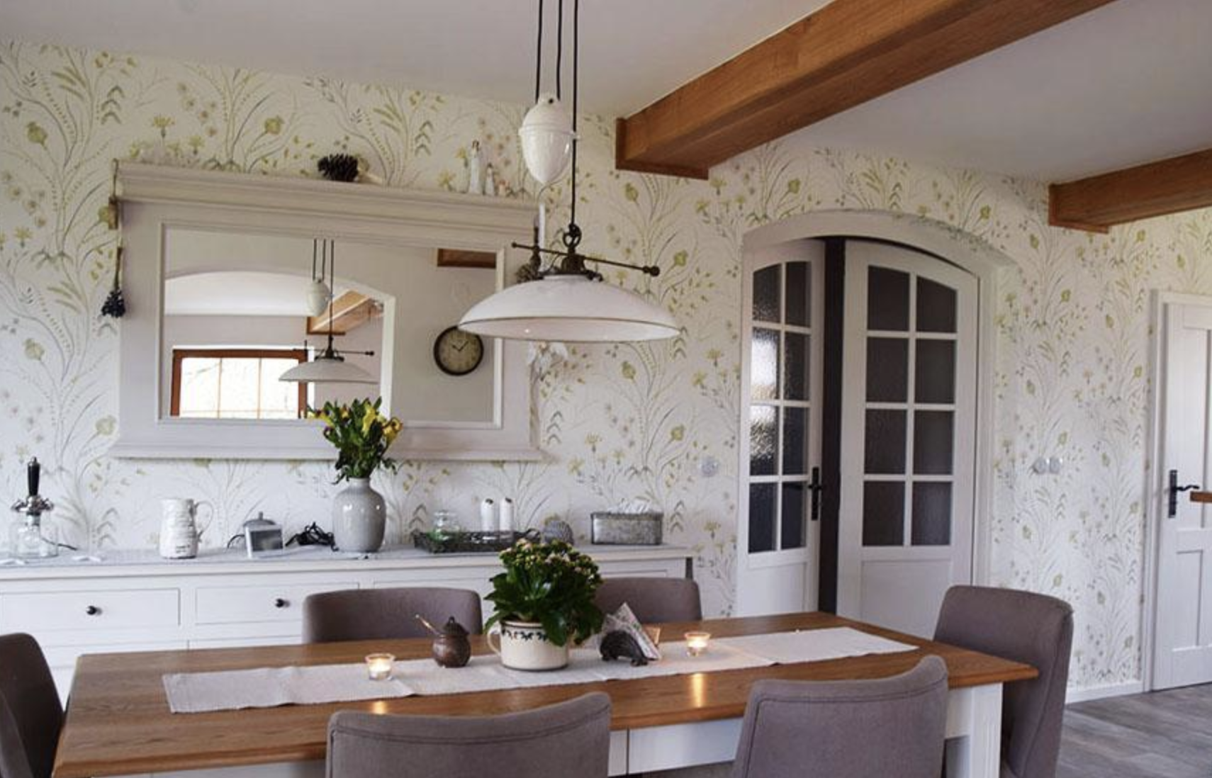 Jídelna v anglickém stylu bydlení s nábytkem a dekoracemi od Anglické sezóny