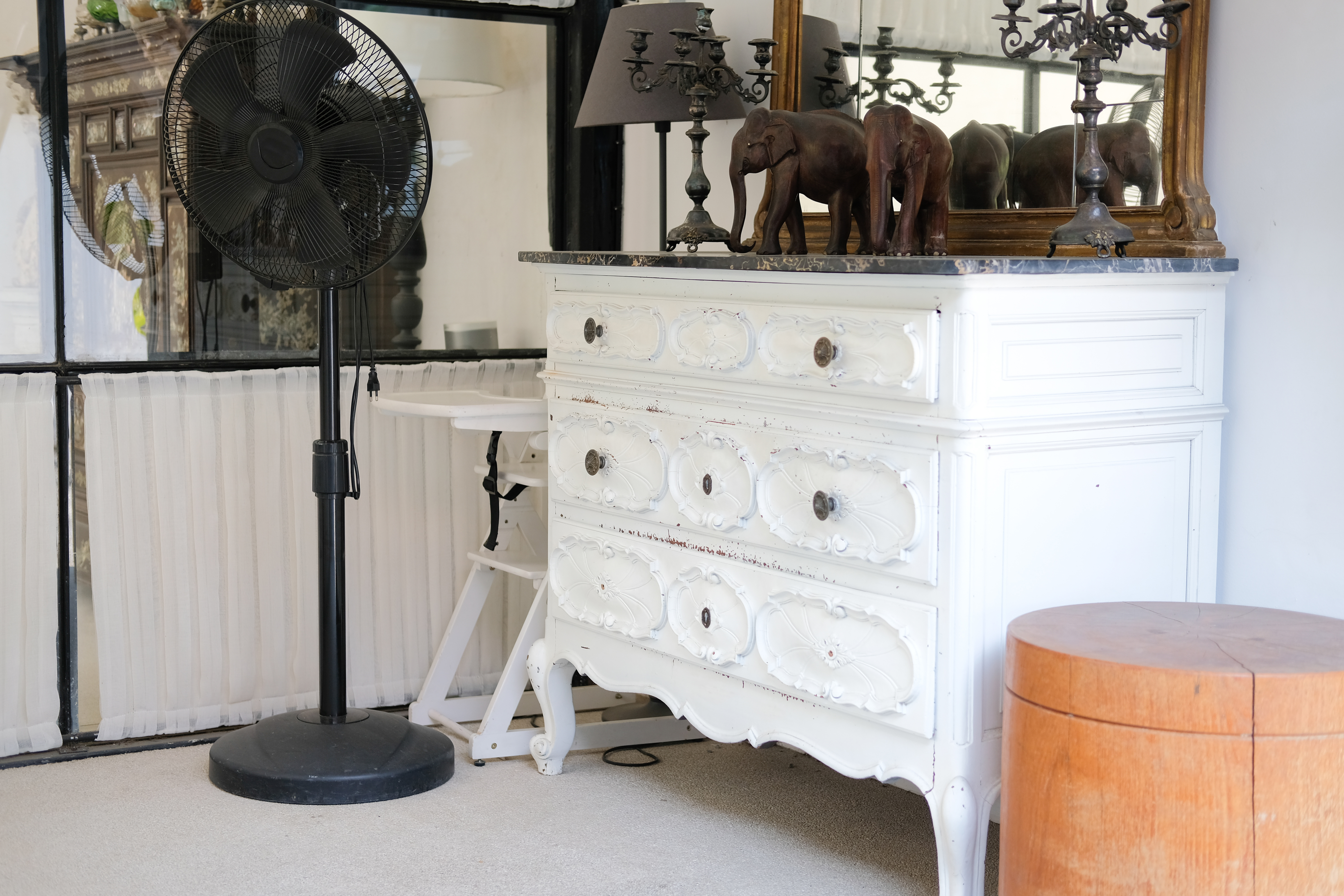 Bílá ozdobná komoda v anglickém stylu