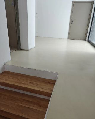Podlaha z mikrocementu Quarelli Hardpox. Farebný odtieň Sand. Podlaha je vysoko oteruodolná a mimoriadne vhodná aj pre...