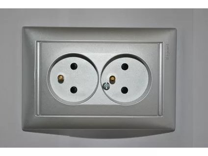 VALENA Zásuvka 2x 2P+T s detsk.ochranou hliník 770191