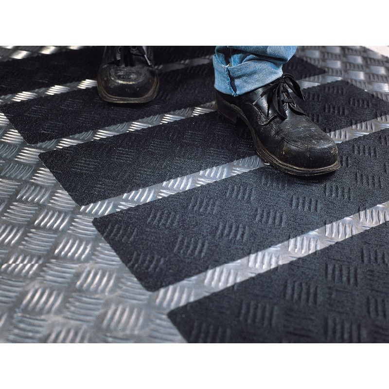 Protiskluzové pásky 3M™ Safety-Walk™: Jak vybrat správné řešení pro bezpečnost podlah