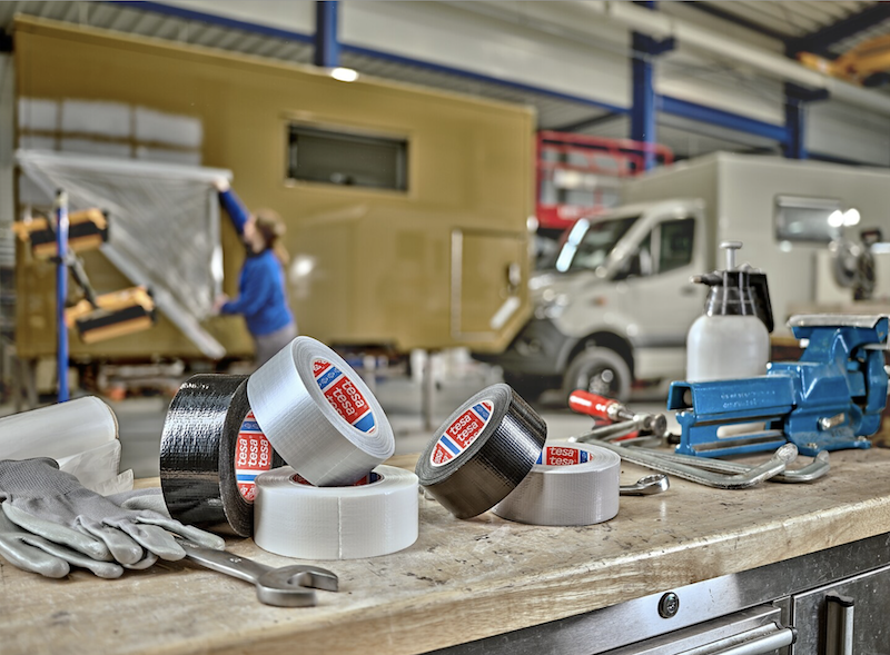 TESA® 4615: Univerzální textilní lepicí páska pro každodenní použití