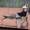 Lenochod - hřejivá deka s kapucí se zvířátkem a tlapkovými kapsami
