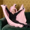 Plameňák - hřejivá deka s kapucí se zvířátkem a tlapkovými kapsami
