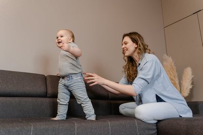 První krůčky v pevných botách: Kdy odložit capáčky a jak vybrat ty pravé?