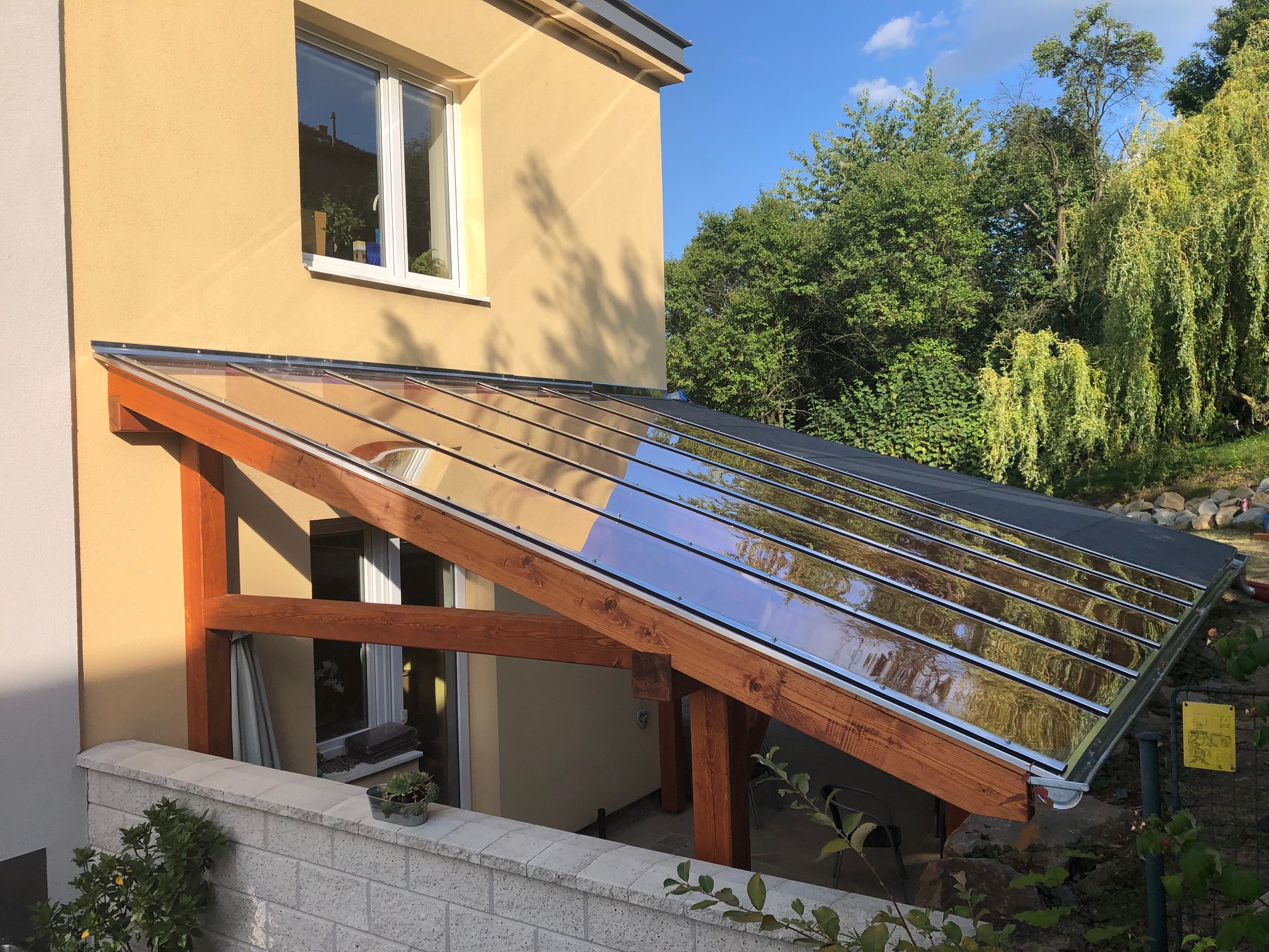 ZASTŘEŠENÍ TERASY PLNÝM POLYKARBONÁTEM