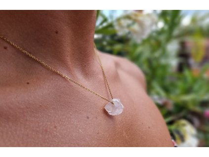 NĚŽNÁ - minimalistický přívěsek s růženínem na řetízku