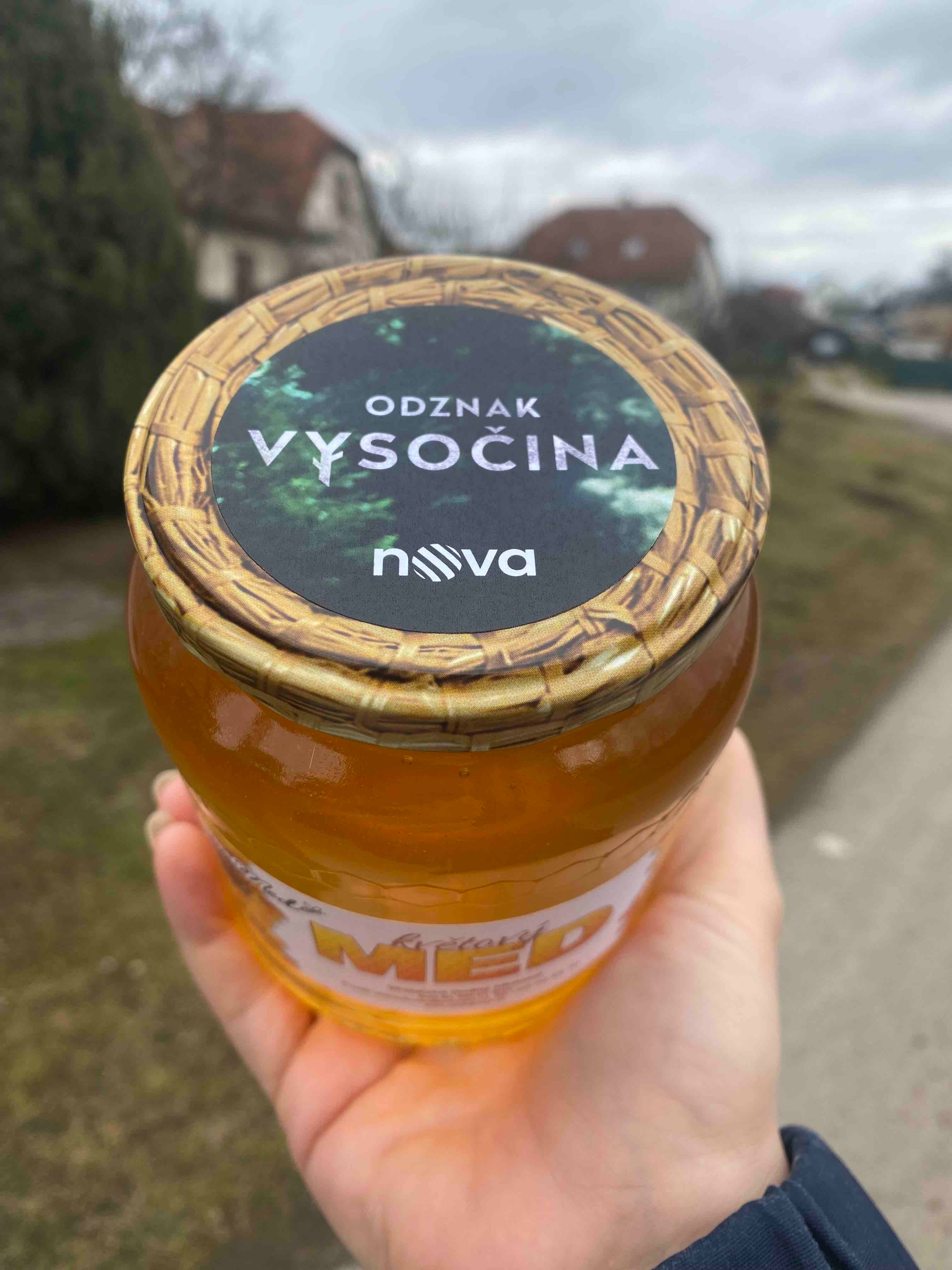 Med s vlastní etiketou