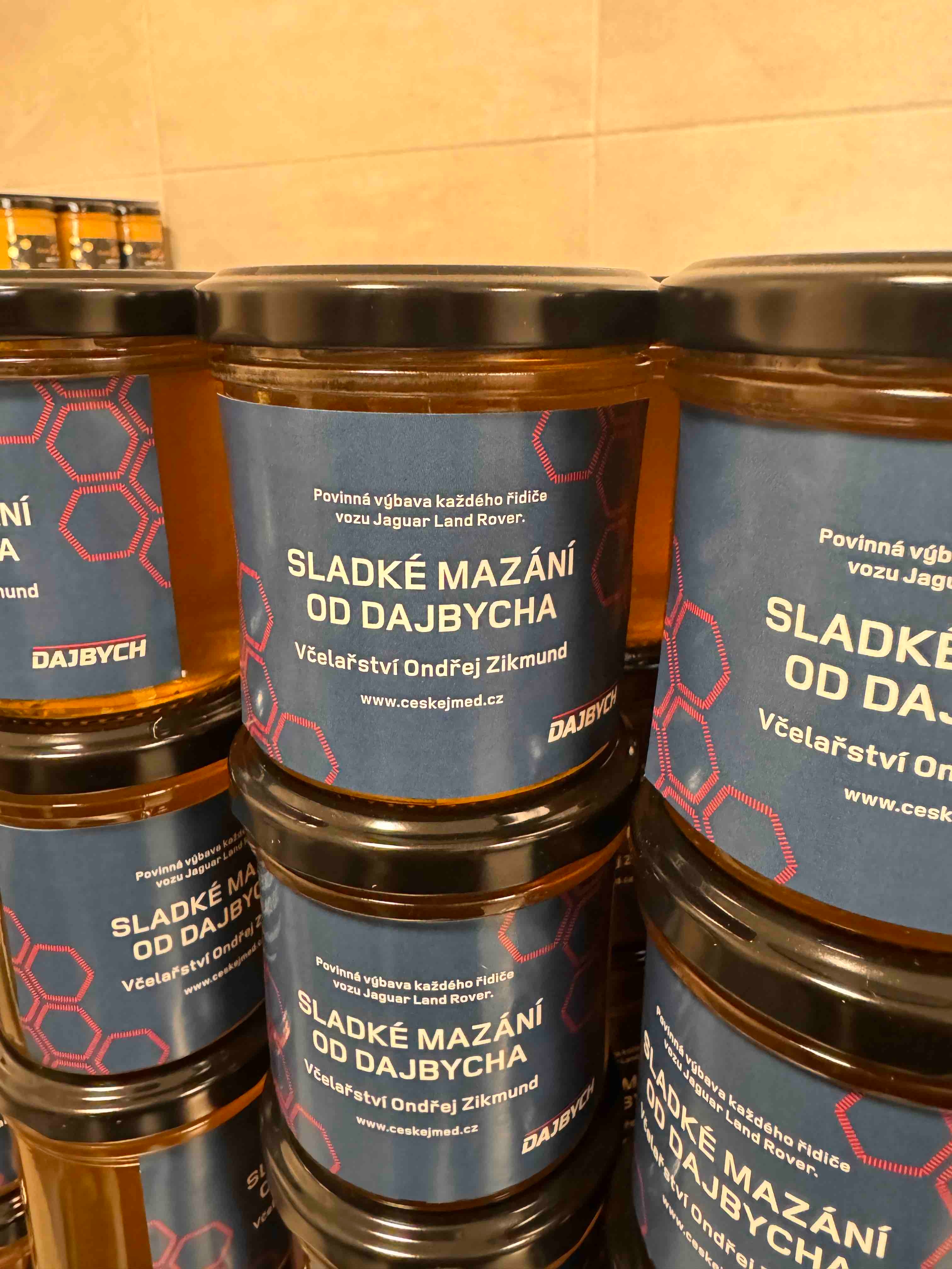 Med s vlastní etiketou