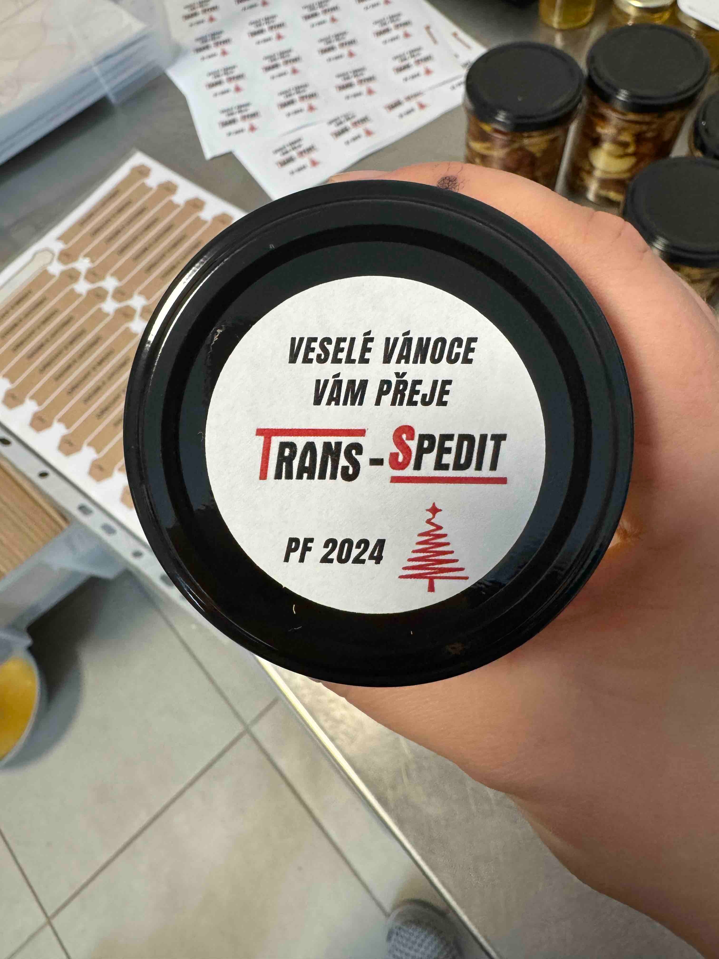 Med s vlastní etiketou