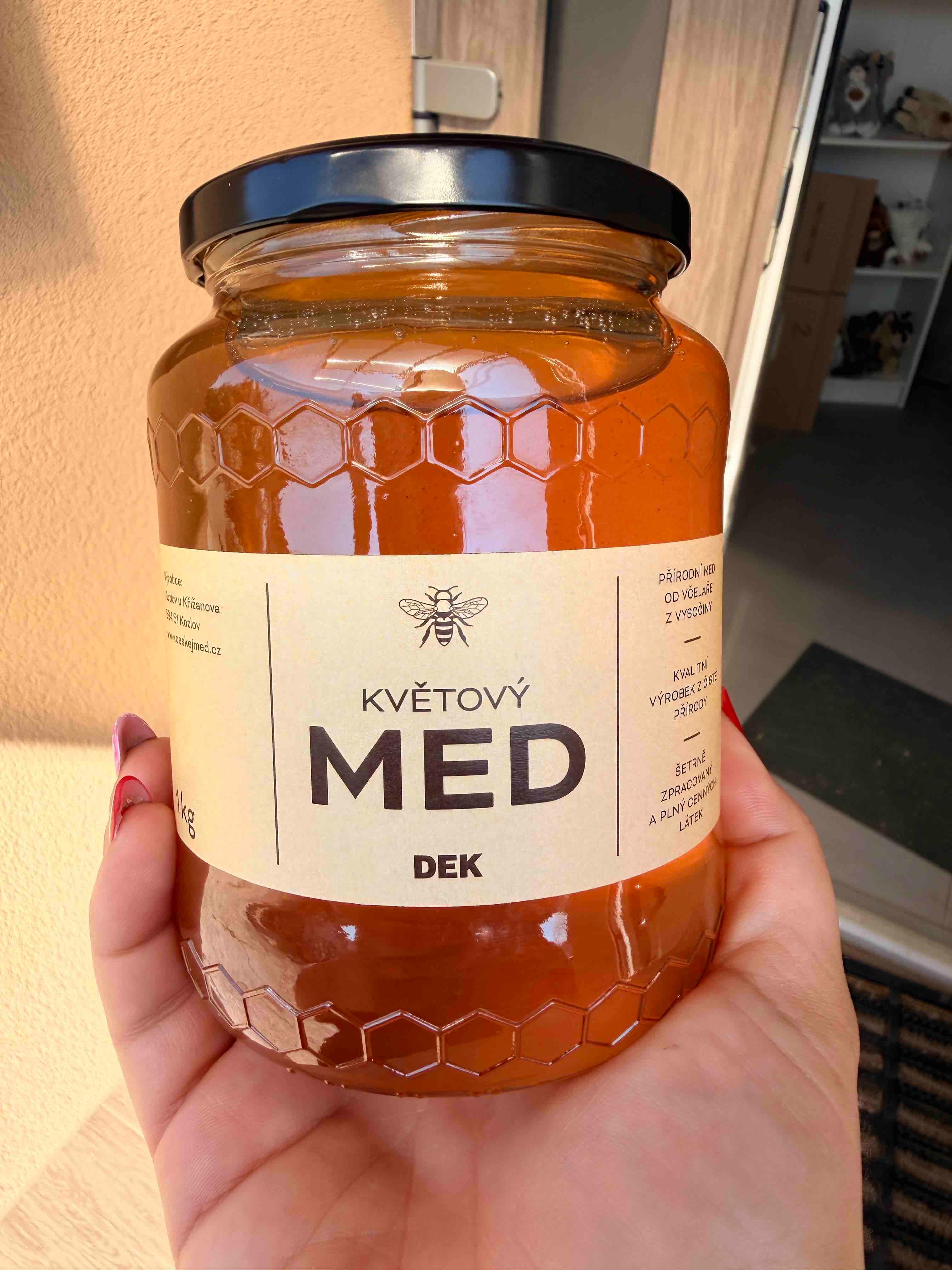 Med s vlastní etiketou