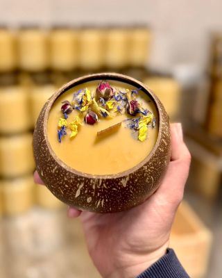 Voňavý zen v kokosové misce🥥🧘‍♀️ Nová svíčka, co není jen svíčka – je to malý rituál klidu, který si zamiluješ na první...