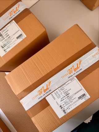 Od teď ještě hezčí! ❤️🐝 Máme lepící pásky s vlastním logem, takže odteď už budeš i z dálky vidět, že Ti frčí balík od nás....