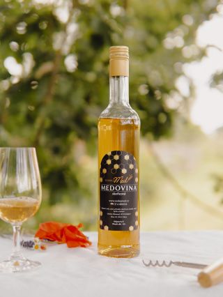 Pravá domácí medovina od včelaře Ondry z Vysočiny. Poctivá. Kvalitní. Je libo originální, skořicovou, višňovou, mandlovou...