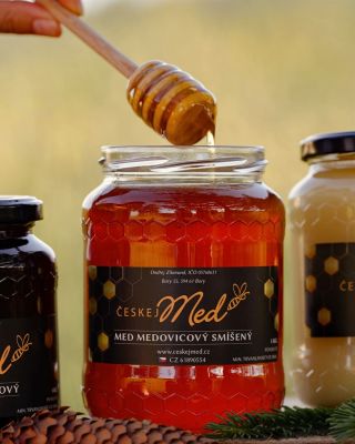 Každá sklenice chutná trochu jinak. 🍯 A je to tak správně. Chuť medu se mění podle květů, ze kterejch včely sbírají...