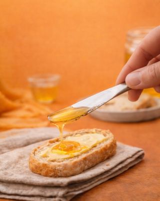 Na co používáš med ty? 🍯 Na chleba, do čaje, nebo jen tak na lžičku? My milujeme kombinaci máslo + med. 🤭 #ceskejmed...