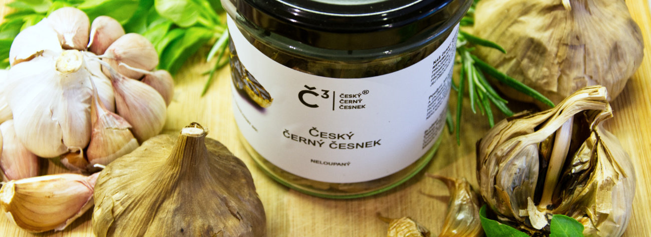 černý česnek z Česka ve sklenici