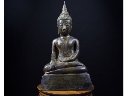 Buddha 安静地坐着