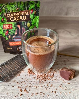 Nový kabát. Stejná síla kakaa. 🌿🍫 Naše ceremoniální cacao teď přichází v novém designu — inspirovaném jeho původem,...