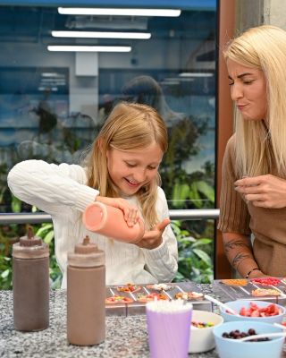 Nejlepší vzpomínky často vzniknou u těch nejjednodušších věcí. 🧡 Trocha čokolády, spousta posypek, společné tvoření a...