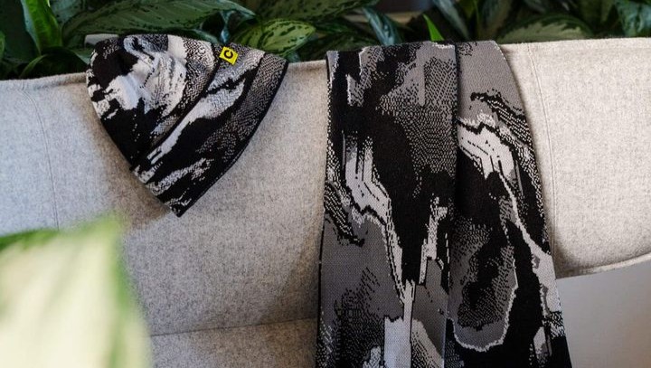 Pletená čepice Colours of Ostrava 2026 černobílá