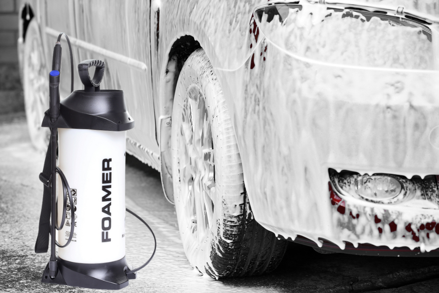 Pěnovač AutoFoam Pro 8 l při aplikaci aktivní pěny na automobil
