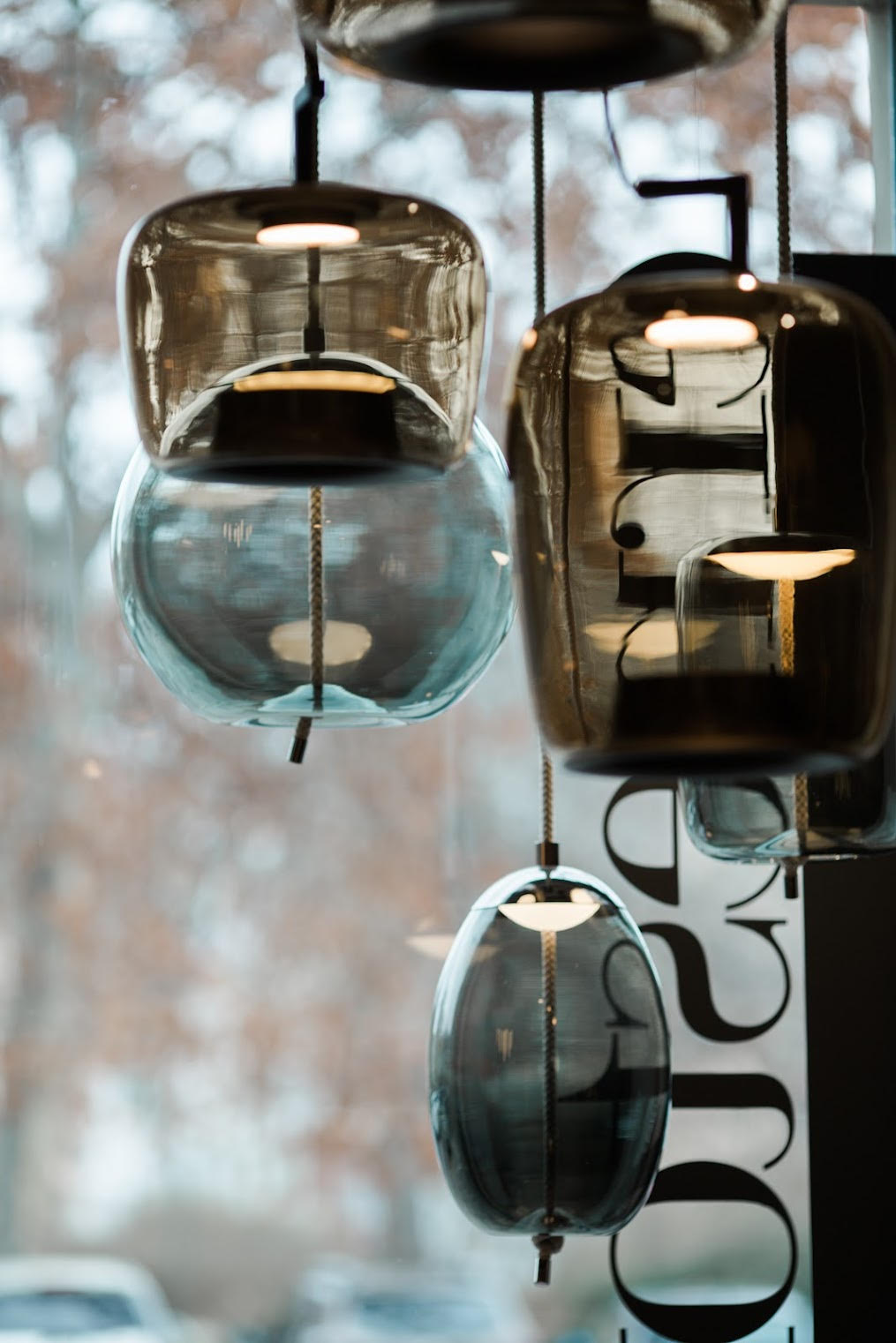Designová svítidla v showroomu