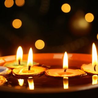 Zvyky a tradice českých Vánoc: Krájení jablka, lití olova nebo pouštění lodiček. Znáte je? Více informací se dozvíte v...