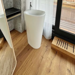 Prosklená ložnice s volně stojícím umyvadlem? Ano, prosím! 😍 Naše elegantní záclony dodávají tomuto prostoru nejen...