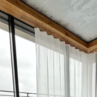 ⭐️ Náš projekt na pražské Cibulce v bytovém domě Parvi Cibulka, ve kterém jsme se postarali o stínění. Záclonu jsme ušili...