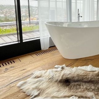 🩶 Prosklená ložnice s volně stojící vanou naše záclona. Jeden z našich projektů, ze kterého máme radost! Záclonu jsme...