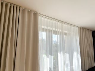 Detail wave řasení, který promění každou závěs v umělecké dílo. Tato pravidelná vlna dodává prostoru harmonii a eleganci....