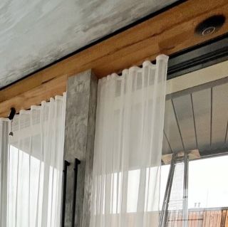 ⭐️ Náš projekt na pražské Cibulce v bytovém domě Parvi Cibulka, ve kterém jsme se postarali o stínění. Záclonu jsme ušili...