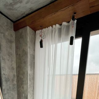 Prosklená ložnice s volně stojícím umyvadlem? Ano, prosím! 😍 Naše elegantní záclony dodávají tomuto prostoru nejen...