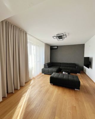 Detail wave řasení, který promění každou závěs v umělecké dílo. Tato pravidelná vlna dodává prostoru harmonii a eleganci....