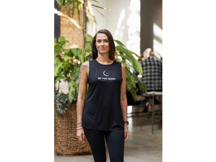 černé bavlněné tílko