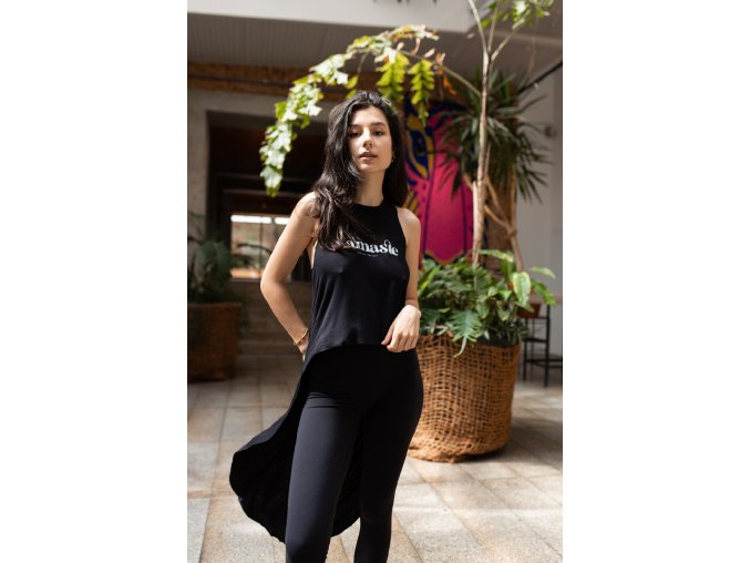 asymetrický crop top