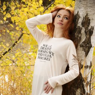Dovolte si začít den po svém. 🥞 😘 V naší košilce s autorským designem bude každé ráno stát za to. #damskamoda...